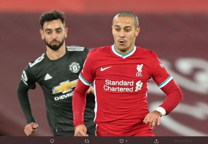 Thiago Alcantara berduel dengan Bruno Fernandes dalam laga antara Liverpool dan Manchester United di Stadion Anfield, Minggu (17/1/2021).