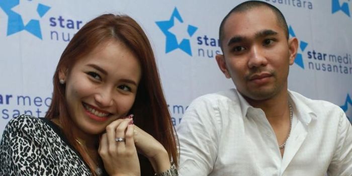 Ayu Ting Ting bersama suaminya, Henry Baskoro Hendarso alias Enji, menggelar jumpa pers di Studio 6 RCTI, Kebon Jeruk, Jakarta Barat, Jumat (5/7/2013)
