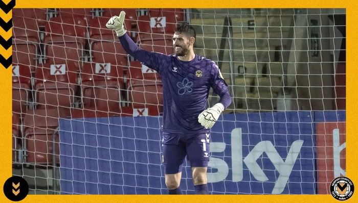 Ekspresi kiper Newport County, Tom King, dalam laga League Two melawan Cheltenham Town di Stadion Jonny-Rocks, Rabu (19/1/2021).