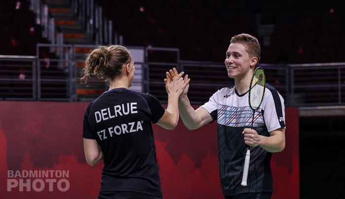 Pasangan ganda campuran Prancis, Thom Gicquel/Delphine Delrue, melakukan selebrasi usai mengalahkan unggulan kedua asal Indonesia, Praveen Jordan/Melati Daeva Oktavianti, 14-21, 21-9, 21-13 pada babak pertama Thailand Open II 2021 di Impact Arena, Bangkok, Thailand, Rabu (20/1/2021).