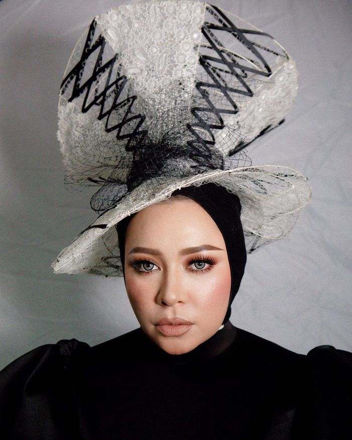 Hiasan kepala Melly Goeslaw