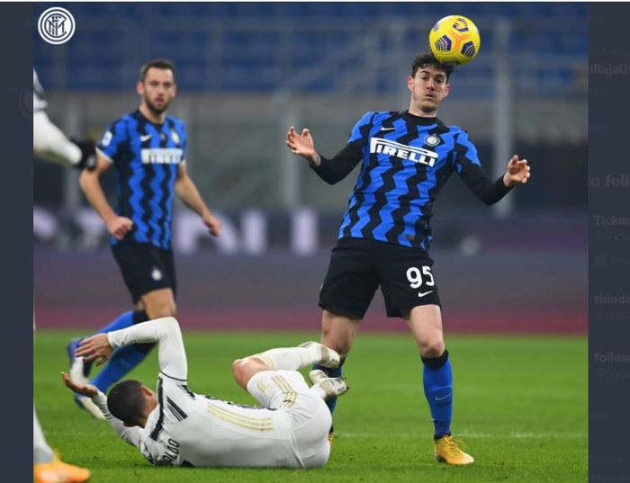 Cristiano Ronaldo terjengkang di hadapan Alessandro Bastoni dalam partai Inter Milan vs Juventus di Liga Italia 2020-2021.