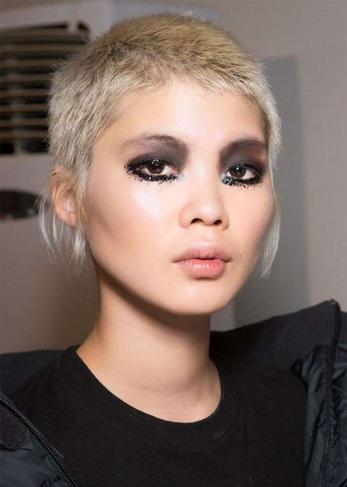 Warna gelap eyeshadow di keseluruhan kelopak mata