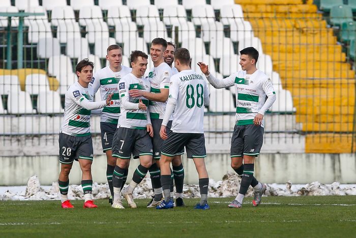 Pemain Lechia Gdansk merayakan gol saat melawan Wisla Plock di laga uji coba jelang putaran kedua Ekstraklasa 2020/2021.