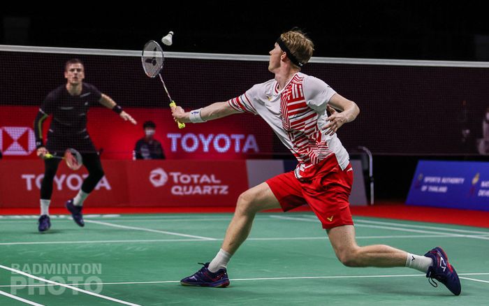 Pebulu tangkis tunggal putra Denmark, Anders Antonsen, saat menjalani pertandingan semifinal kontra rekan senegaranya, Hans-Kristian Solberg Vittinghus, pada turnamen Thailand Open II 2021 di Impact Arena, Bangkok, Thailand, Sabtu (23/1/2021).