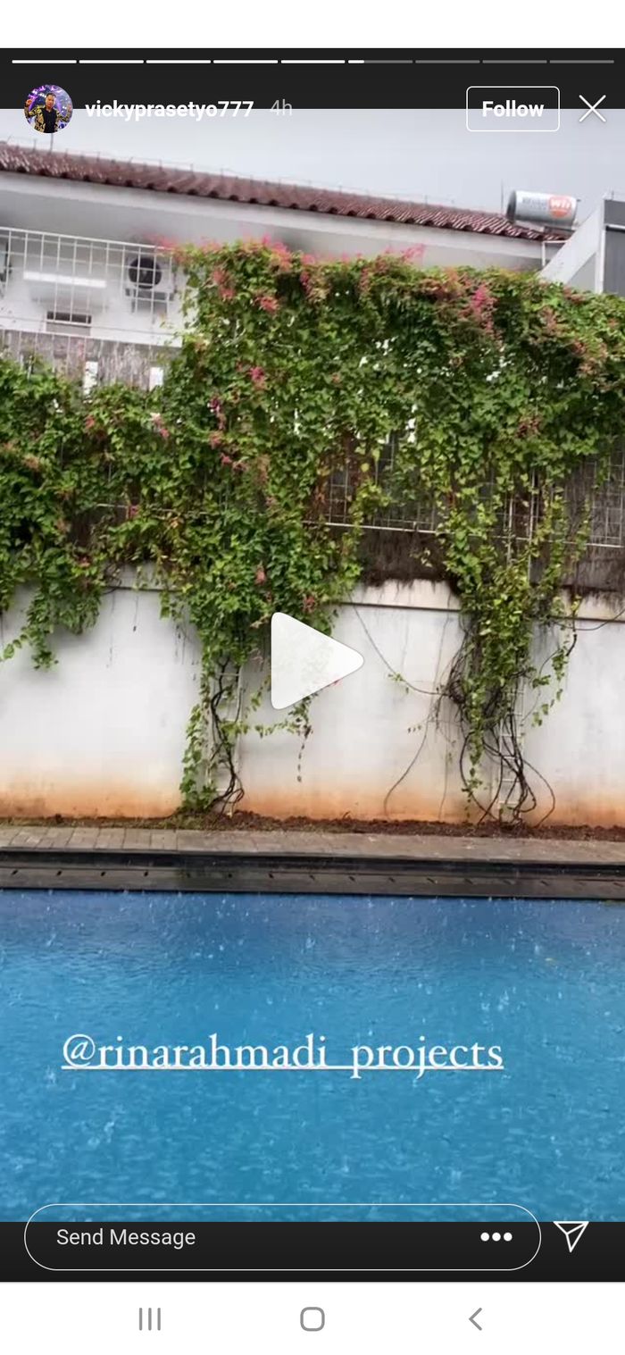 Vicky Prasetyo turut serta menjadi mandor dekorasi menuju hari lamarannya dengan Kalina Ocktaranny.