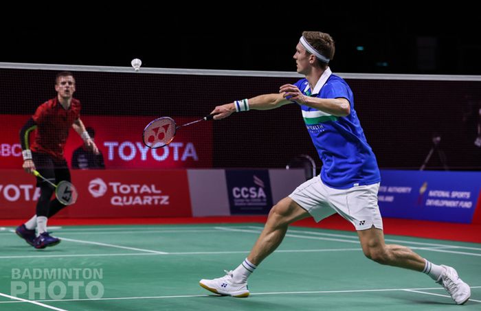 Pebulu tangkis tunggal putra Denmark, Viktor Axelsen, saat menjalani laga final kontra rekan senegaranya, Hans-Kristian Solberg Vittinghus, pada Thailand Open II 2021 di Impact Arena, Bangkok, Thailand, Minggu (24/1/2021).