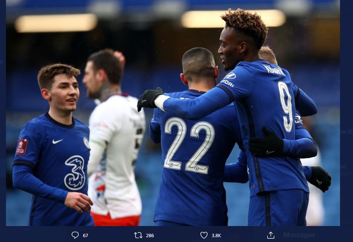 Tammy Abraham (kanan) mencetak hattrick untuk Chelsea ke gawang Luton Town di Piala FA, 24 Januari 2021.