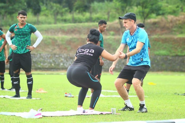 Penyerang Tira Persikabo, Dimas Drajad tengah mengamati instruktur yoga