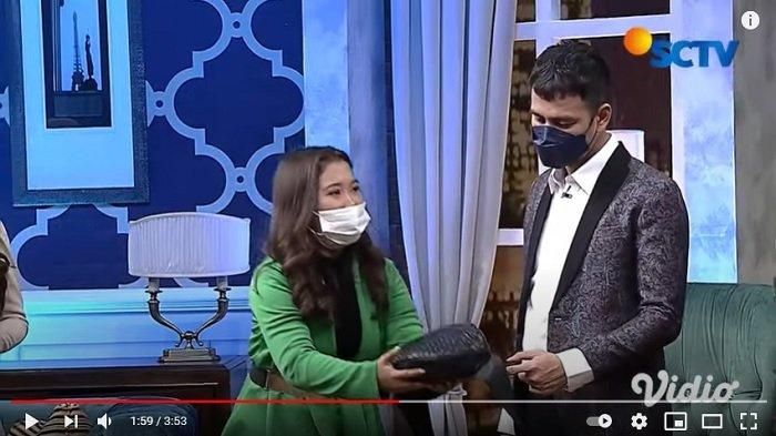 Raffi Ahmad mengaku mempunyai handphone lebih dari satu tanpa diketahui Nagita Slavina. 