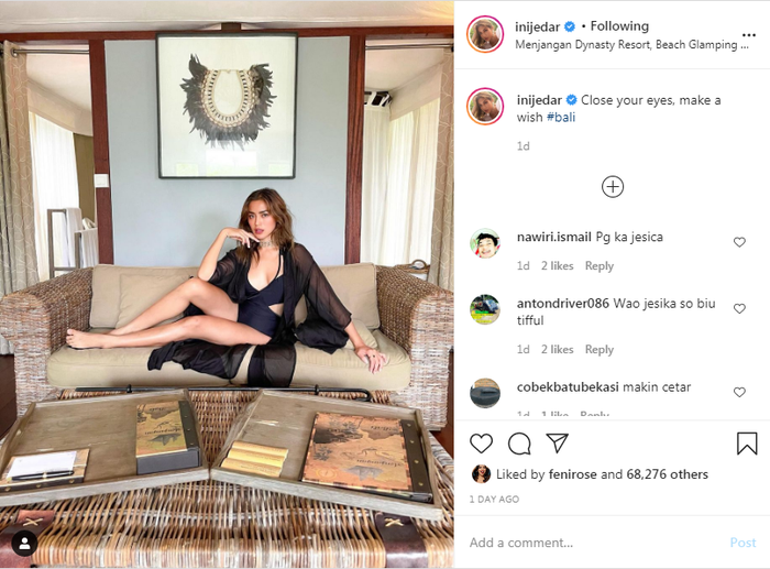Jessica Iskandar tampil seksi kenakan bikini dan outer tipis warna hitam.