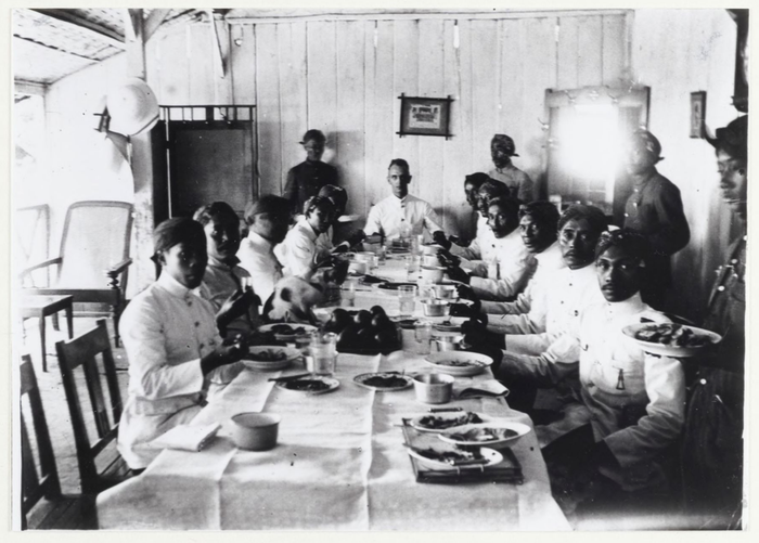 Rijsttafel di asisten wedono Trawas, Mojokerto. Tampak diujung meja F. van Mourik, 1921.