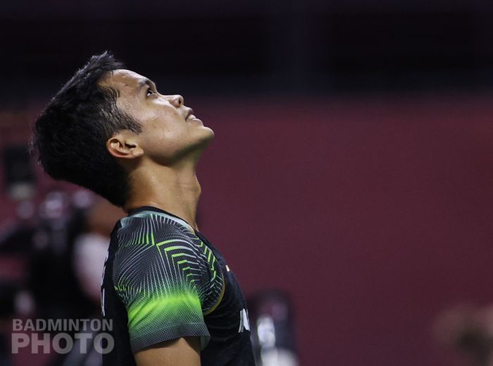 Ekspresi pebulu tangkis Indonesia, Anthony Sinisuka Ginting, pada partai pertama penyisihan grup BWF World Tour Finals 2020 di Impact Arena, Bangkok, Thailand, 27 Januari 2021.