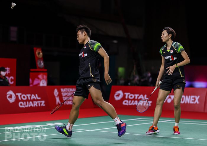 Aksi pasangan ganda campuran, Hafiz Fazial/Gloria Emanuelle Widjaja, pada partai pertama penyisihan grup BWF World Tour Finals 2020 di Impact Arena, Bangkok, Thailand, 27 Januari 2021.