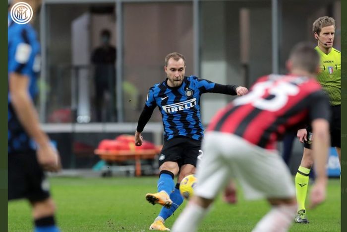 Christian Eriksen mencetak gol tendangan bebas dalam duel Coppa Italia antara Inter Milan vs AC Milan di Giuseppe Meazza, 26 Januari 2021.