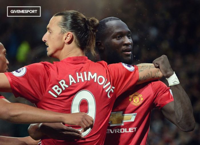 Zlatan Ibrahimovic dan Romelu Lukaku berpelukan gembira saat memperkuat Manchester United.