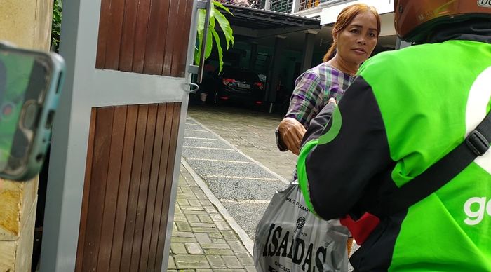 Pihak rumah Ayu Ting Ting, Neneng, saat ditemui di kediaman sang biduan yang berlokasi di Sukmajaya, Depok, Kamis (28/1/2021).