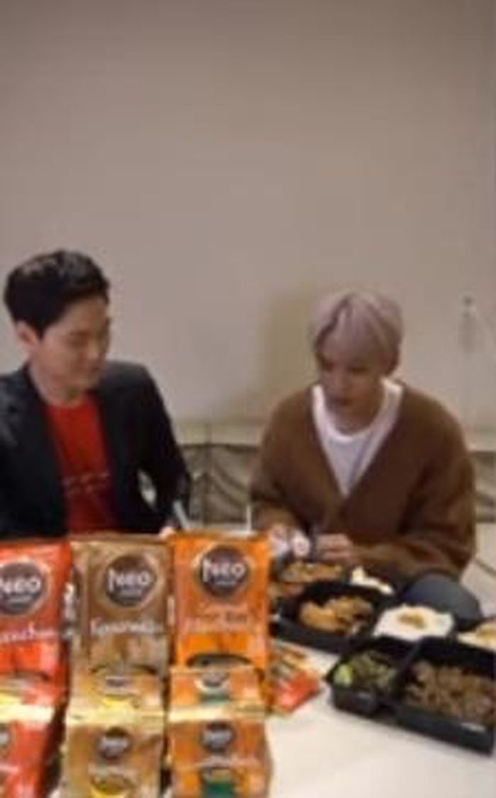 Lucas  mencoba empat hidangan Indonesia. 