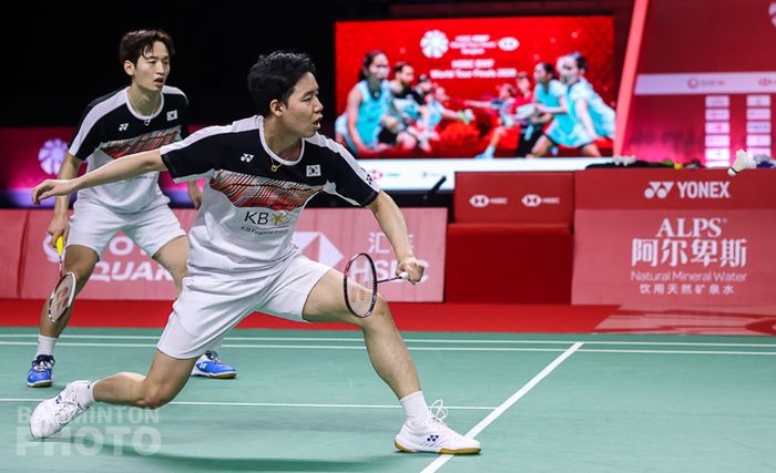 Pasangan ganda putra Korea Selatan, Choi Solgyu/Seo Seung-jae, saat menjalani pertandingan pertama penyisihan grup BWF World Tour Finals 2020 di Impact Arena, Bangkok, Thailand, Rabu (27/1/2021).