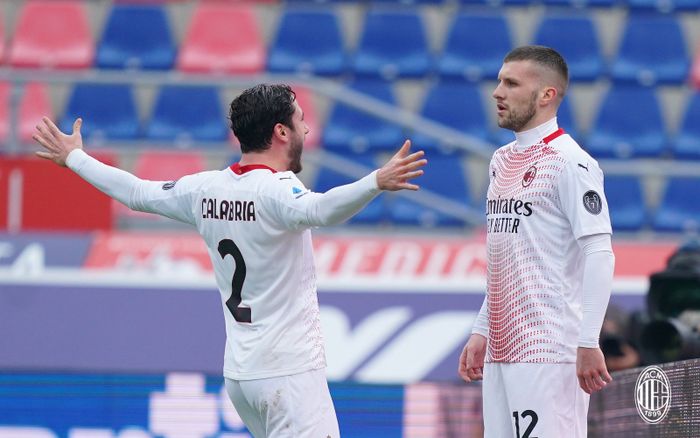 Pemain AC Milan, Ante Rebic dan Davide Calabia, merayakan gol ke gawang Bologna dalam laga pekan ke-20 Liga Italia di Stadion Luigi Feraris, Sabtu (30/1/2021)