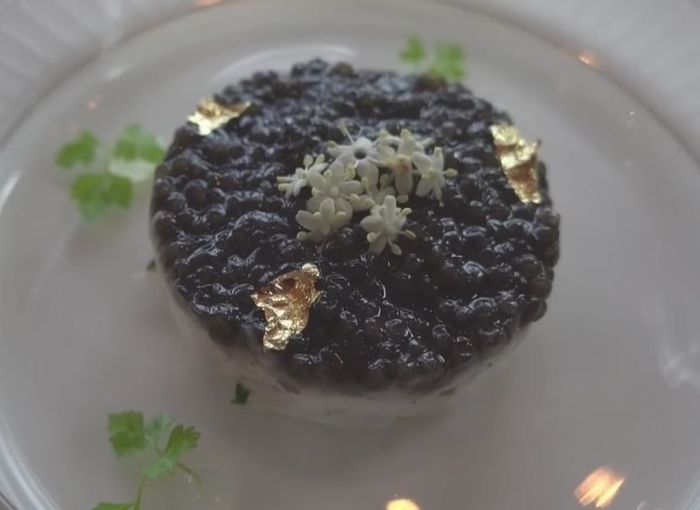 Makanan pembuka berbahan dasar kepiting dengan caviar dan taburan emas berbentuk daun sebagai toppingnya.