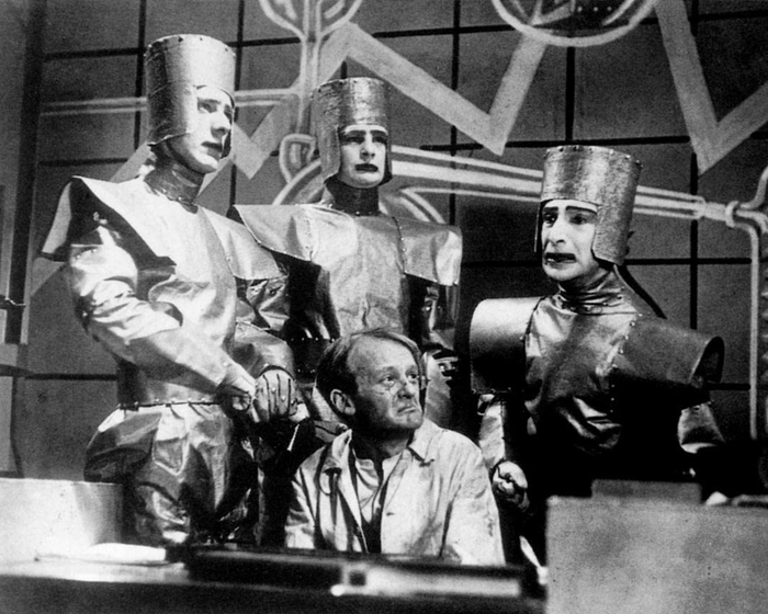 Adegan drama RUR yang dikemas untuk tayangan TV di Amerika Serikat pada 1938.