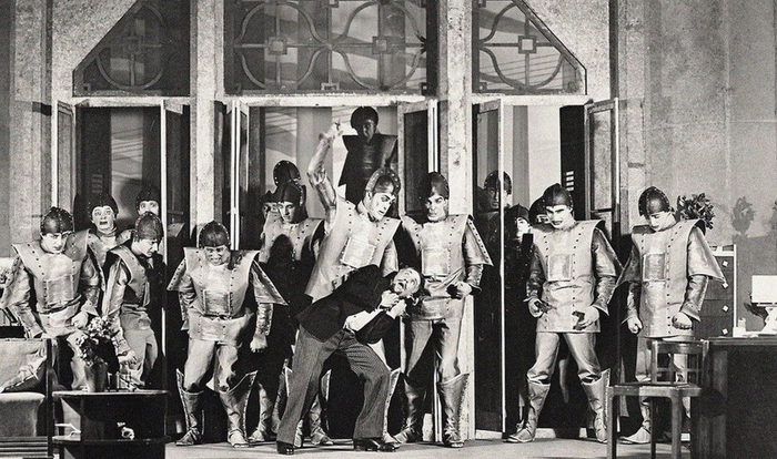 Pertunjukan R.U.R. babak ketiga, ketika robot-robot itu mengalahkan manusia. Foto pertunjukan pada 1 January 1928.