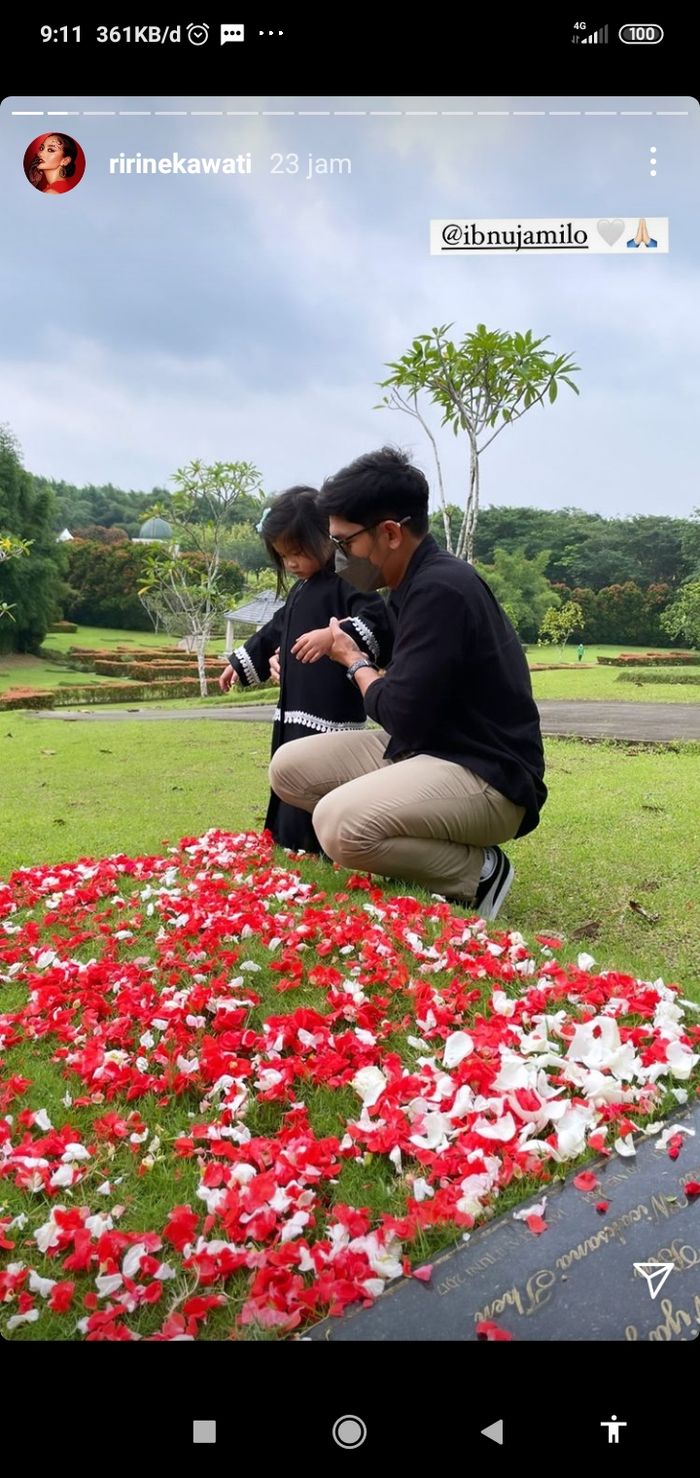 Ibnu Jamil terlihat menuntun buah hati Ririn Ekawati dan Ferry Wijaya, Abigail Cattleya yang tengah berdiri di depan makam ayahnya.