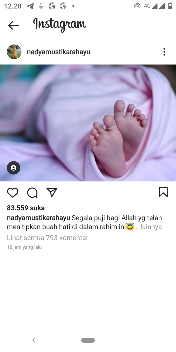 Nadya Mustika membagikan potret seorang bayi yang hanya terlihat bagian kakinya.