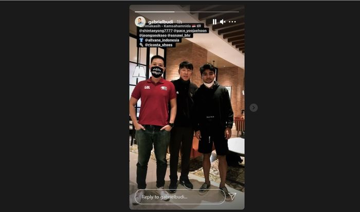 Asnawi Mangkualam bersama agen Gabriel Budi saat bertemu Shin Tae-Yong, Minggu (1/2/2021). 