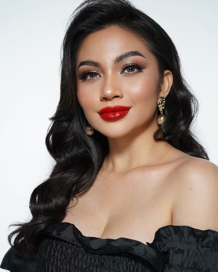Make up Ariel Tatum di acara TikTok Awards