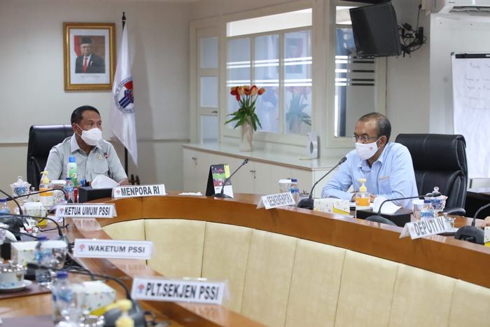 Menteri Pemuda dan Olahraga Republik Indonesia, Zainudin Amali, dan Sekretaris Kementerian Pemuda dan Olahraga, Gatot S Dewa Broto, nampak menggelar pertemuan dengan jajaran lainnya dalam membahas situasi sepak bola nasional terkini, 2 Februari 2021