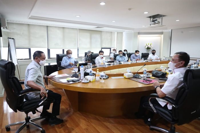 Suasana pertemuan antara Menteri Pemuda dan Olahraga Republik Indonesia, Zainudin Amali, dengan Ketum PSSI, Mochamad Iriawan, dan Direktur PT Liga Indonesia Baru (PT LIB), Akhmad Hadian Lukita, beserta jajaran lainnya dalam membahas perkembangan sepak bola nasional terkini di Kantor Kemenpora, Senay