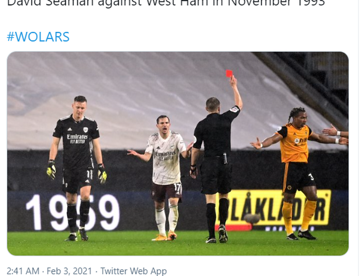 Kiper Arsenal, Bernd Leno (kiri) dikartu merah langsung oleh wasit usai melakukan handsball di luar area kiper dalam laga melawan Wolverhampton Wanderers di pekan ke-22 Liga Inggris 2020-2021.