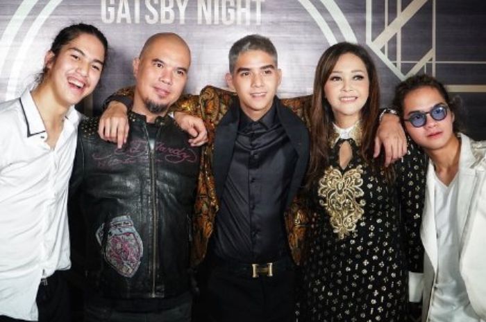 Ahmad Dhani bersama ketiga putranya dan sang mantan istri