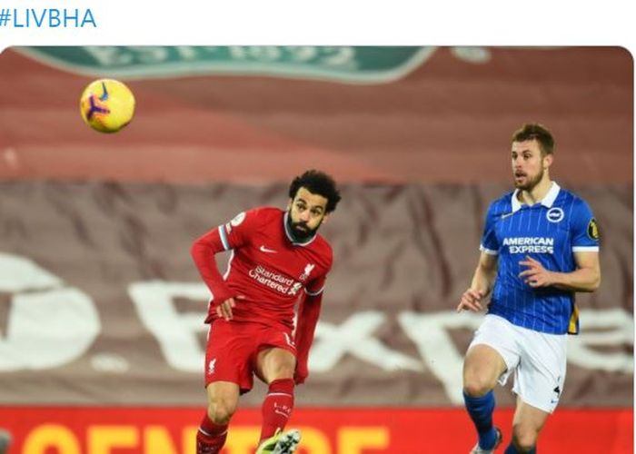 Penyerang Liverpool, Mohamed Salah, melepaskan tendangan dalam laga Liga Inggris kontra Brighton &amp; Hove Albion di Stadion Anfield, Rabu (3/2/2021).