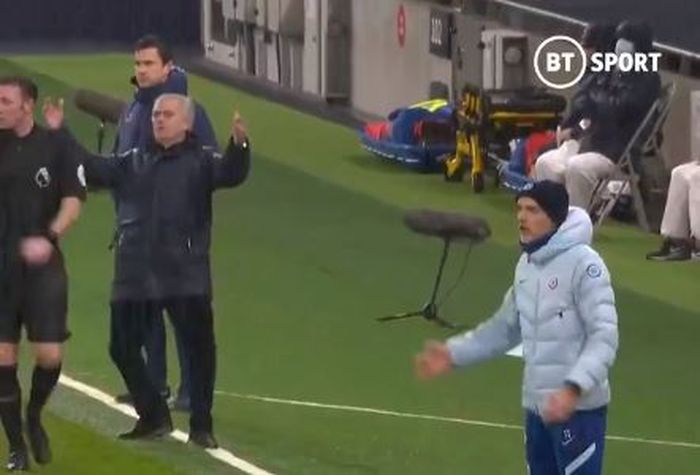 Ekspresi pelatih Tottenham Hotspur, Jose Mourinho (kiri), dalam laga Liga Inggris kontra Chelsea di Tottenham Hotspur Stadium, Kamis (4/2/2021).