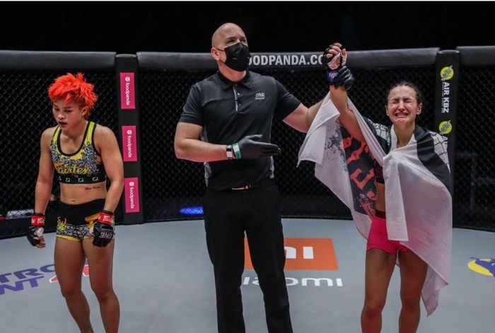 Stamp Fairtex (kiri), dikalahkan Alyona Rassohyna di ONE Championship: Unbreakable III, Jumat (5/2/2021).