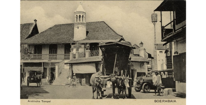 Sebuah masjid di Kampung Arab Ampel di Surabaya antara 1906 dan 1930.