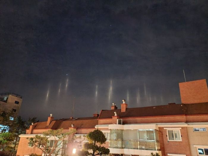 Muncul fenomena cahaya aneh di langit malam Busan.