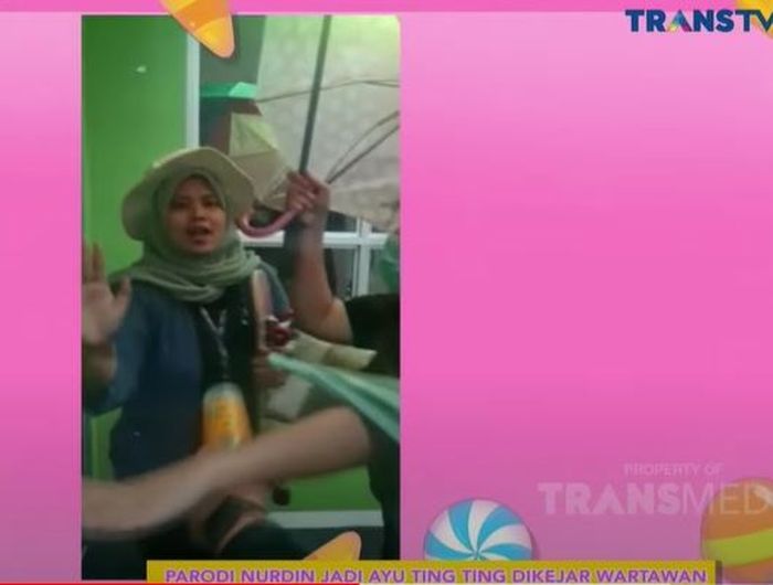 Kru TV parodikan Ayu Ting Ting saat digeruduk wartawan karena batal menikah