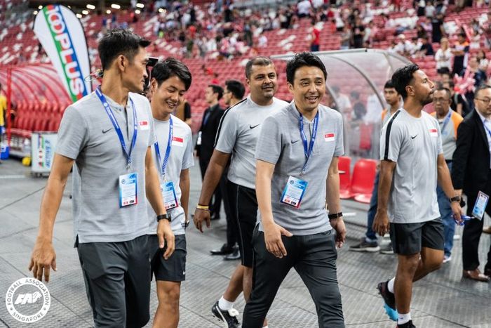 Pelatih timnas Singapura, Tatsuma Yoshida, bersama staf pelatih.