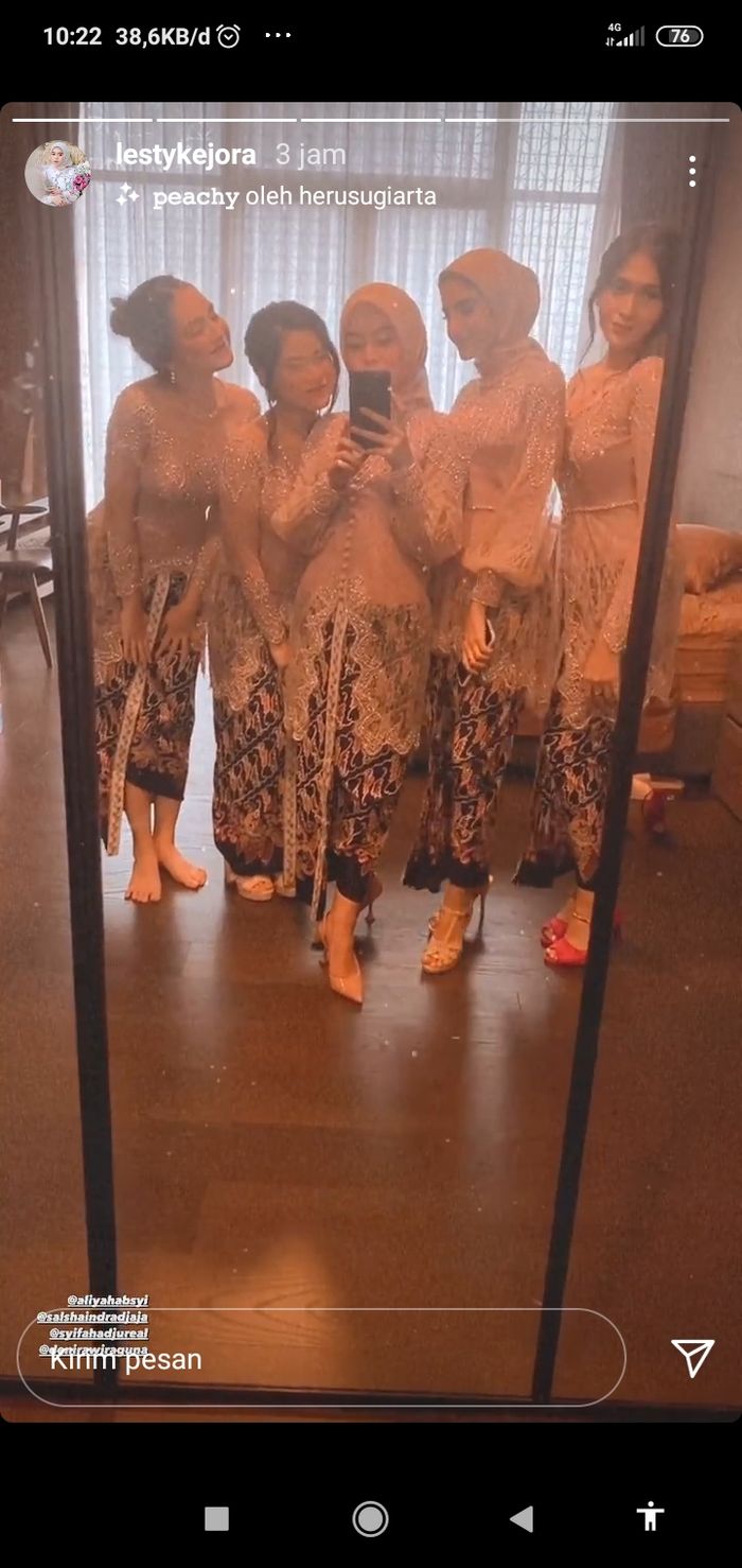 Lesty Kejora sempat membagikan potretnya bersama para bridesmaid lain.