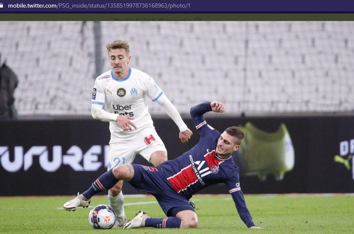 Gelandang Paris Saint-Germain (PSG), Marco Veratti (kanan), melakukan tekel ke pemain Olympique Marseille, Valentin Rongier, pada pekan ke-24 Liga Prancis 2020-2021 pada Senin (8/2/2021) pukul 03.00 WIB. 