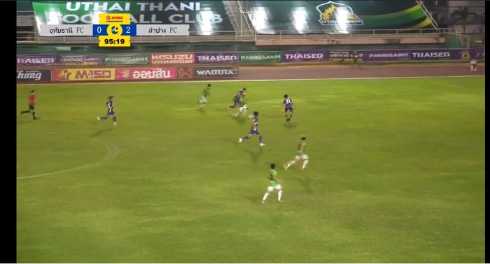 Sentuhan Todd Ferre saat menjalani debut di Thai League 2 saat Lampang FC menghadapi Uthai Thani, Minggu (7/2/2021).