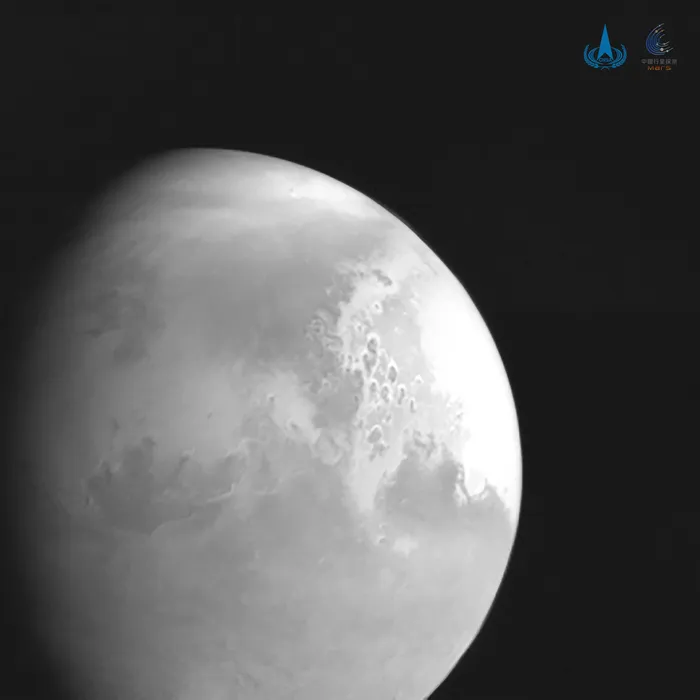 Foto Mars yang diambil oleh pesawat luar angkasa Tiongkok Tianwen-1 dari jarak 2,2 juta kilometer.