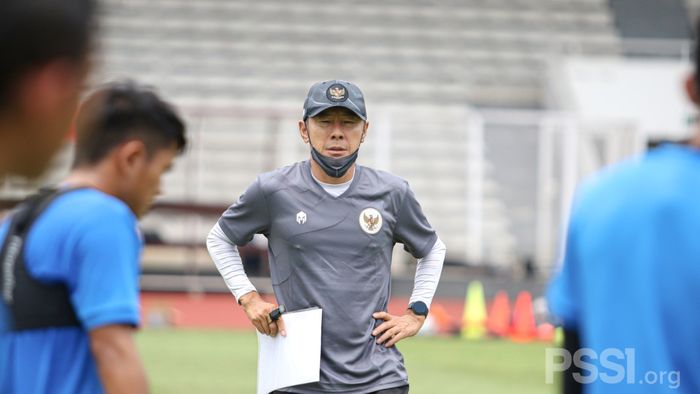 Pelatih timnas Indonesia, Shin Tae-yong, saat memimpin latihan timnas U-22 Indonesia, di Stadion Madya, Jakarta, Selasa (9/2/2021).
