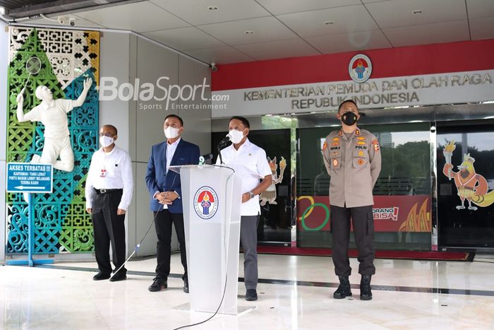 Menteri Pemuda dan Olahraga Republik Indonesia, Zainudin Amali, sedang memberikan keterangan kepada awak media seusai bertemu dengan Ketum PSSI, Mochamad Iriawan, dan Asops Kapolri, Irjen Pol. Drs. Imam Sugianto, M.Si di Kemenpora, Senayan, Jakarta, 10 Februari 2021.