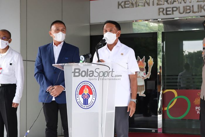 Menteri Pemuda dan Olahraga Republik Indonesia, Zainudin Amali, sedang memberikan keterangan kepada awak media dan ditemani oleh Ketum PSSI, Mochamad Iriawan, di Kemenpora, Senayan, Jakarta, 10 Februari 2021.