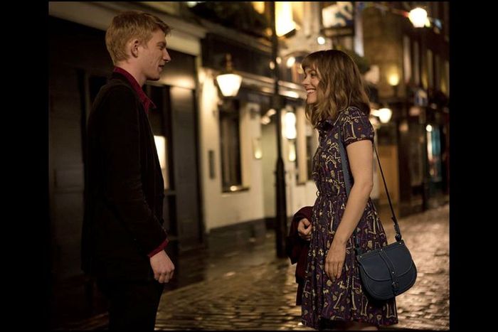 Domhnall Gleeson dan Rachel McAdams dalam film About Time (2013)